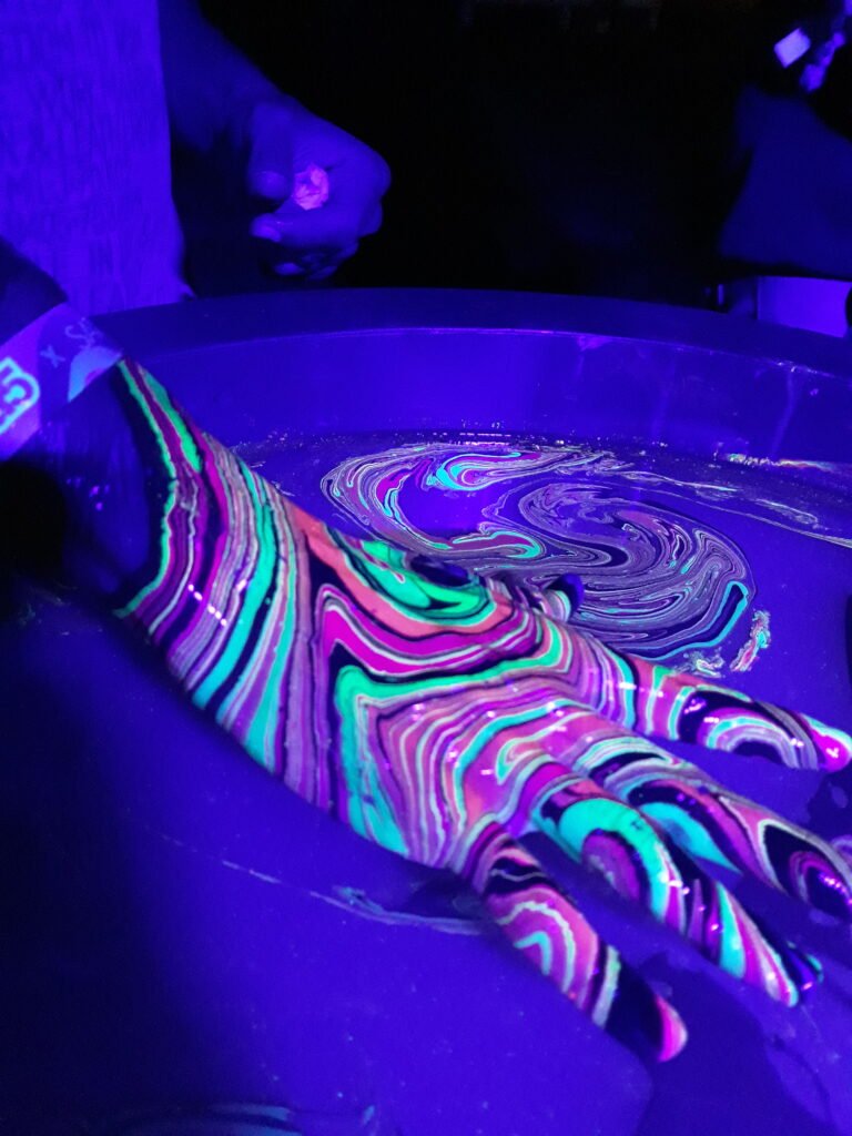 body marbling vücut ebrusu festival etkinlik mor ışık